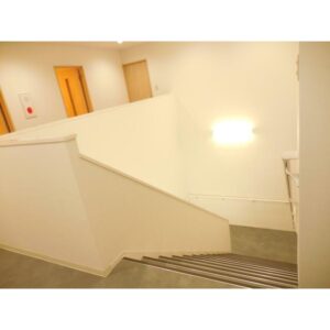 【貸事務所(一部)】１階はシャトレーゼ！建物全体リニューアル工事済！	ＡＢＣ広面ビル 1-D